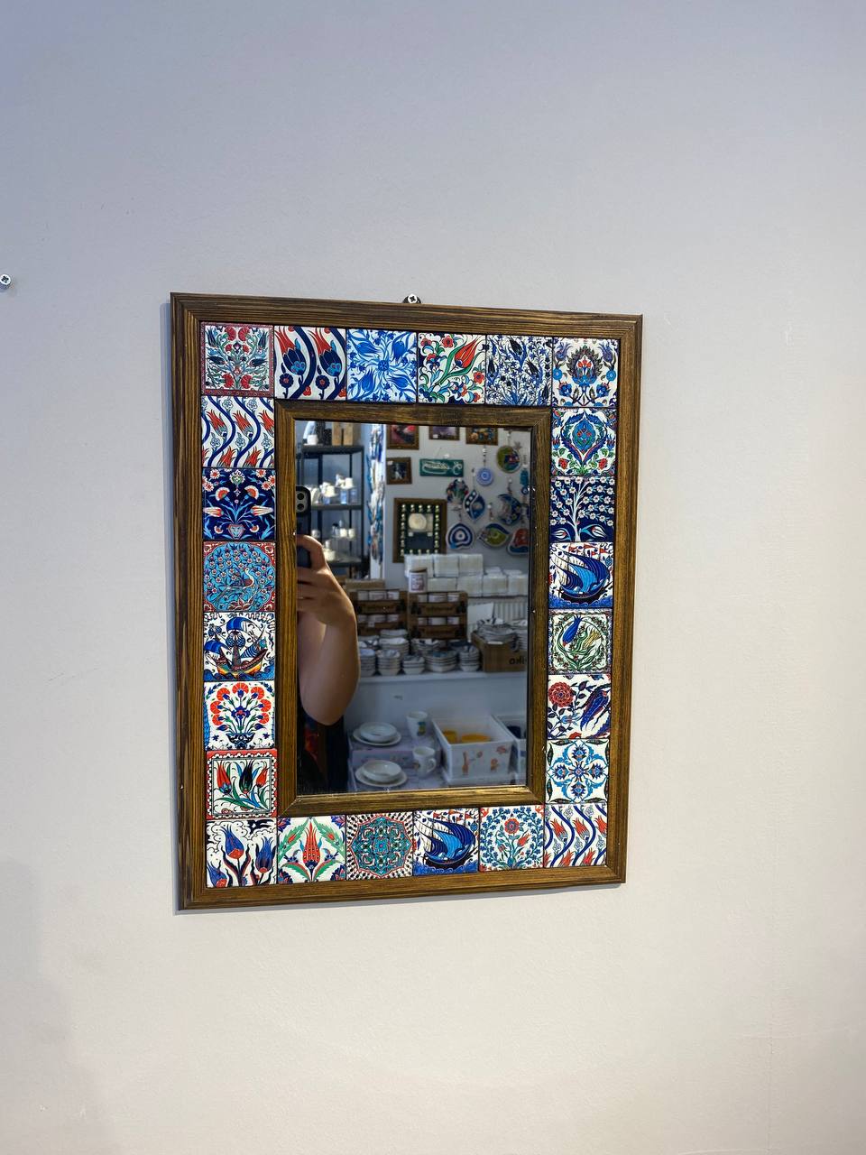 El İşlemeli Çini Desenli Ahşap Çerçeveli Dekoratif Ayna